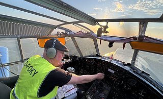 Dem Himmel ganz nah ist Stephan Ester aus Fürstenberg am Steuer seiner Antonov AN-2 aus dem Jahr 1968. - Jens Reddeker Dem Himmel ganz nah ist Stephan Ester aus Fürstenberg am Steuer seiner Antonov AN-2 aus dem Jahr 1968. - Jens Reddeker