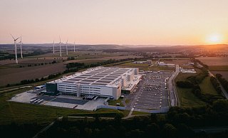Erst aus der Entfernung wird richtig deutlich, wie groß das Amazon-Logistikzentrum PAD2 bei Belle (im Hintergrund) ist. - Amazon Erst aus der Entfernung wird richtig deutlich, wie groß das Amazon-Logistikzentrum PAD2 bei Belle (im Hintergrund) ist. - Amazon