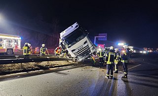 Bad Oeynhausen: Einsatzkräfte der Feuerwehr arbeiten an der Unfallstelle auf der A2. - Christian Müller/dpa Bad Oeynhausen: Einsatzkräfte der Feuerwehr arbeiten an der Unfallstelle auf der A2. - Christian Müller/dpa