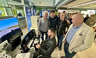 Joeri Veenhuizen vom Fachmagazin "FS Elite" am Steuer und (v. l.) Winfried Diekmann, Pan Reverté, Pere Casella (beide Virtualfly) sowie Airport-Chef Roland Hüser schauen zu. - Jens Reddeker Joeri Veenhuizen vom Fachmagazin "FS Elite" am Steuer und (v. l.) Winfried Diekmann, Pan Reverté, Pere Casella (beide Virtualfly) sowie Airport-Chef Roland Hüser schauen zu. - Jens Reddeker