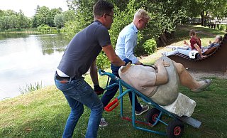 Philipp (vorne) und Felix Effertz holen die beschädigte Figur ab und bringen sie zur Reparatur ins Lager. - privat Philipp (vorne) und Felix Effertz holen die beschädigte Figur ab und bringen sie zur Reparatur ins Lager. - privat