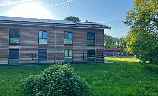 Die Flüchtlingsunterkunft an der Holzheide in Gütersloh ist von unbekannten Täter mit spiegelverkehrt aufgesprühten Hakenkreuzen beschmiert worden. - privat Die Flüchtlingsunterkunft an der Holzheide in Gütersloh ist von unbekannten Täter mit spiegelverkehrt aufgesprühten Hakenkreuzen beschmiert worden. - privat