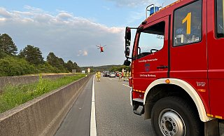 Ein Rettungshubschrauber bringt den schwer verletzen Motorradfahrer in eine Klinik. - FFW Warburg Ein Rettungshubschrauber bringt den schwer verletzen Motorradfahrer in eine Klinik. - FFW Warburg
