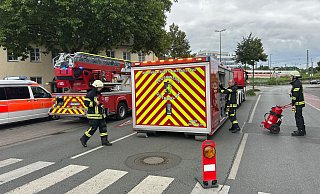 Am Gütersloher Bahnhof löste am Sonntagnachmittag ein ICE (im Hintergrund) einen Großeinsatz der Feuerwehr aus. - Christian Bröder Am Gütersloher Bahnhof löste am Sonntagnachmittag ein ICE (im Hintergrund) einen Großeinsatz der Feuerwehr aus. - Christian Bröder