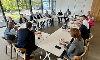 Die interne Gesprächsrunde von DUG-Unternehmern traf sich in der Bette-Zentrale in Delbrück mit Johannes Lindhauer und Christoph Rüther. - Jens Reddeker Die interne Gesprächsrunde von DUG-Unternehmern traf sich in der Bette-Zentrale in Delbrück mit Johannes Lindhauer und Christoph Rüther. - Jens Reddeker