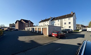 Die Garagen sollen für den Neubau abgerissen werden. Er ist an der Schillerstraße (vorne) geplant. - Jens Reddeker Die Garagen sollen für den Neubau abgerissen werden. Er ist an der Schillerstraße (vorne) geplant. - Jens Reddeker