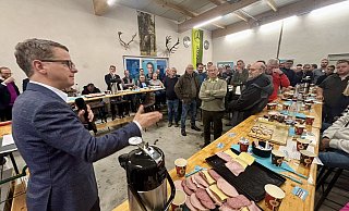 Bei Kaffee und Schnittchen spricht Carsten Linnemann über den CDU-Kurs. Nach dem Besuch in Etteln ging es für ihn nach Lichtenau. - Jens Reddeker Bei Kaffee und Schnittchen spricht Carsten Linnemann über den CDU-Kurs. Nach dem Besuch in Etteln ging es für ihn nach Lichtenau. - Jens Reddeker