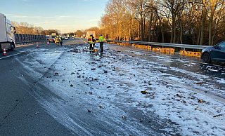 Ein Lkw hat auf der Autobahn 2 in Gütersloh zahlreiche Bierkästen der Marke Schöfferhofer verloren. - Thorsten Heß Ein Lkw hat auf der Autobahn 2 in Gütersloh zahlreiche Bierkästen der Marke Schöfferhofer verloren. - Thorsten Heß