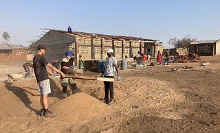 Afrikanische Arbeiter und deutsche Jugendliche haben zusammen eine neue Grundschule für ein malawisches Dorf gebaut. - privat Afrikanische Arbeiter und deutsche Jugendliche haben zusammen eine neue Grundschule für ein malawisches Dorf gebaut. - privat