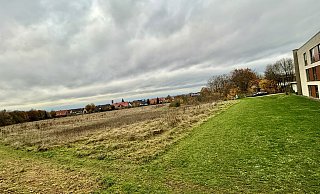 Jetzt noch Wiese, demnächst Schulgelände: In der Paderborner Südstadt wird der Kreis Paderborn bauen. Rechts ist das Studentenwohnheim Alois-Fuchs-Weg zu sehen. - Jens Reddeker Jetzt noch Wiese, demnächst Schulgelände: In der Paderborner Südstadt wird der Kreis Paderborn bauen. Rechts ist das Studentenwohnheim Alois-Fuchs-Weg zu sehen. - Jens Reddeker