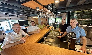 Im Kirchengasthaus versammelt sind (v. l.) Projektleiter Bertold Filthaut, Pfarrer Manuel Klashörster, Kirchenvorstand Wilfied Lappe, Koch Anthanasios Parmakis und Pächter Paschalis Giannikis. - Jens Reddeker Im Kirchengasthaus versammelt sind (v. l.) Projektleiter Bertold Filthaut, Pfarrer Manuel Klashörster, Kirchenvorstand Wilfied Lappe, Koch Anthanasios Parmakis und Pächter Paschalis Giannikis. - Jens Reddeker