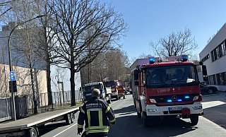 Die Feuerwehr rückte zu dem gemeldeten Brand in der Lackstraße eines metallverarbeitenden Betriebs in Hövelhof aus. - Jens Reddeker Die Feuerwehr rückte zu dem gemeldeten Brand in der Lackstraße eines metallverarbeitenden Betriebs in Hövelhof aus. - Jens Reddeker