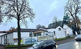 Das Pfarrheim an der Hövelhofer Schloßstraße wird seit Januar 2024 umgebaut. Das Gasthaus soll im kommenden Jahr eröffnen, auch mit einem Eingang zur Straße. - Jens Reddeker Das Pfarrheim an der Hövelhofer Schloßstraße wird seit Januar 2024 umgebaut. Das Gasthaus soll im kommenden Jahr eröffnen, auch mit einem Eingang zur Straße. - Jens Reddeker