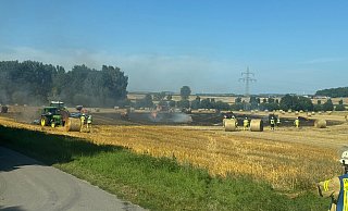Gut zu tun hatte die Feuerwehr Warburg bei einem Feldbrand in Dössel. - FFW Warburg Gut zu tun hatte die Feuerwehr Warburg bei einem Feldbrand in Dössel. - FFW Warburg