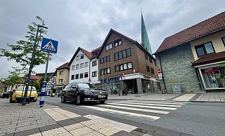 Der Weg vom Delbrücker Kirchplatz durch die Bredegasse in Richtung der Schulen führt über diesen Zebrastreifen. Dessen Zukunft ist ungewiss. - Jens Reddeker Der Weg vom Delbrücker Kirchplatz durch die Bredegasse in Richtung der Schulen führt über diesen Zebrastreifen. Dessen Zukunft ist ungewiss. - Jens Reddeker