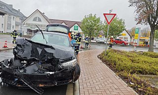 Der BMW wurde bei dem Unfall auf der Langen Straße in Beverungen im Frontbereich stark zerstört. - Svenja Ludwig Der BMW wurde bei dem Unfall auf der Langen Straße in Beverungen im Frontbereich stark zerstört. - Svenja Ludwig