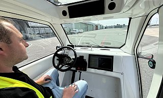 Michael Spengler von der TH Augsburg sitzt als Sicherheitsfahrer vorne. Läuft die Software, muss er nicht eingreifen, wie das Bild zeigt. - Jens Reddeker Michael Spengler von der TH Augsburg sitzt als Sicherheitsfahrer vorne. Läuft die Software, muss er nicht eingreifen, wie das Bild zeigt. - Jens Reddeker