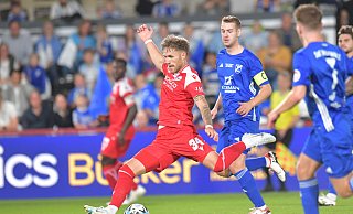 Leandro Putaro behält in der 37. Minute die Nerven und erzielt per Elfmeter das zwischenzeitliche 2:0 für Arminia Bielefeld gegen Westenholz. - Jens Dünhölter Leandro Putaro behält in der 37. Minute die Nerven und erzielt per Elfmeter das zwischenzeitliche 2:0 für Arminia Bielefeld gegen Westenholz. - Jens Dünhölter