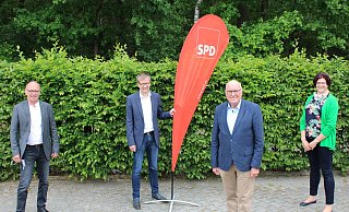 Kreisfraktionsvorsitzender Wolfgang Scholle (v.l.), Kreisvorsitzender Burkhard Blienert und die stellvertretende Kreisfraktionsvorsitzende Silke Kohaupt (r.) wollen Landratskandidat Wolfgang Weigel (2.v.r.) den Rücken stärken. - Moritz Jülich Kreisfraktionsvorsitzender Wolfgang Scholle (v.l.), Kreisvorsitzender Burkhard Blienert und die stellvertretende Kreisfraktionsvorsitzende Silke Kohaupt (r.) wollen Landratskandidat Wolfgang Weigel (2.v.r.) den Rücken stärken. - Moritz Jülich