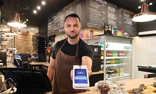 Jewin Derbas, der seit rund sechs Jahren im Kontor Kaffee in Herford arbeitet, zeigt das bargeldlose Trinkgeld-System. - Susanne Blersch Jewin Derbas, der seit rund sechs Jahren im Kontor Kaffee in Herford arbeitet, zeigt das bargeldlose Trinkgeld-System. - Susanne Blersch
