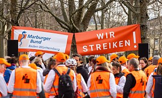 Ärztinnen und Ärzte bei einem Warnstreik Ende Januar in Freiburg. - Philipp von Ditfurth/dpa Ärztinnen und Ärzte bei einem Warnstreik Ende Januar in Freiburg. - Philipp von Ditfurth/dpa