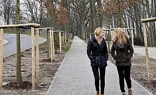 Mit dem fertigen Weg schafft sie neue Promenaden-Atmosphäre auf dem Johannisberg. Gestört wird sie nur am Ende durch die neue Hotel-Zufahrt (links). - FOTO: SANDRA SANCHEZ Mit dem fertigen Weg schafft sie neue Promenaden-Atmosphäre auf dem Johannisberg. Gestört wird sie nur am Ende durch die neue Hotel-Zufahrt (links). - FOTO: SANDRA SANCHEZ