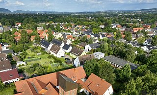 Direkt neben der Versöhnungskirche in Werste liegt der Kindergarten Löwenzahn. Der flache Bau zwischen den Bäumen am rechten Bildrand ist aber in die Jahre gekommen. Die Kirchengemeinde könnte sich einen neuen Kindergarten an gleicher Stelle vorstellen. - Thorsten Ulonska Direkt neben der Versöhnungskirche in Werste liegt der Kindergarten Löwenzahn. Der flache Bau zwischen den Bäumen am rechten Bildrand ist aber in die Jahre gekommen. Die Kirchengemeinde könnte sich einen neuen Kindergarten an gleicher Stelle vorstellen. - Thorsten Ulonska