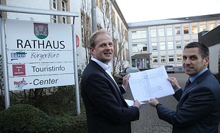 Abteilungsleiter Jörg Altemeier und Bürgermeister Burkard Schwuchow (r.) stellen die Maßnahmen vor. - Johannes Büttner Abteilungsleiter Jörg Altemeier und Bürgermeister Burkard Schwuchow (r.) stellen die Maßnahmen vor. - Johannes Büttner