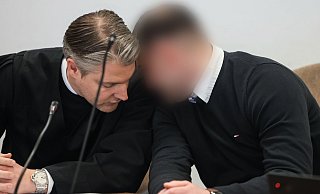 Der Angeklagte (r) mit seinem Anwalt im Kölner Landgericht. - Oliver Berg/dpa Der Angeklagte (r) mit seinem Anwalt im Kölner Landgericht. - Oliver Berg/dpa