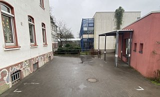Die Markierungen auf dem Schulhof der Grundschule Quelle zeigen die Begrenzungen des Zeltes. Es ist zwischen Mensa und dem linken Gebäude geplant. - Susanne Lahr Die Markierungen auf dem Schulhof der Grundschule Quelle zeigen die Begrenzungen des Zeltes. Es ist zwischen Mensa und dem linken Gebäude geplant. - Susanne Lahr