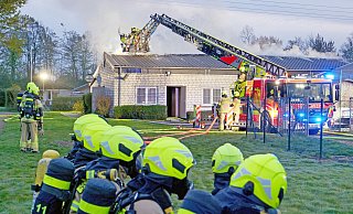 70 Feuerwehrleute aus mehreren Einheiten waren in der Kleingartenanlage an der Riemekestraße im Einsatz. - Ralph Meyer 70 Feuerwehrleute aus mehreren Einheiten waren in der Kleingartenanlage an der Riemekestraße im Einsatz. - Ralph Meyer