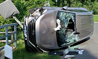 Anwohner holten die Frau durch die Frontscheibe aus dem verunglückten Fahrzeug. - Ralph Meyer Anwohner holten die Frau durch die Frontscheibe aus dem verunglückten Fahrzeug. - Ralph Meyer