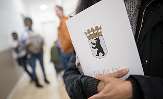 In Berlin gibt es seit Anfang 2024 eine zentrale Einbürgerungsstelle im Landesamt für Einwanderung. (Archivfoto) - Sebastian Gollnow/dpa In Berlin gibt es seit Anfang 2024 eine zentrale Einbürgerungsstelle im Landesamt für Einwanderung. (Archivfoto) - Sebastian Gollnow/dpa