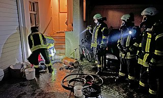 Beim Löschen eines Brandes in einem Anbau einer Hinterhofbebauung an der Langen Straße zog sich am frühen Sonntagmorgen ein Bewohner eine Rauchgasvergiftung zu und wurde ins Krankenhaus Salzkotten eingeliefert. - Ralph Meyer Beim Löschen eines Brandes in einem Anbau einer Hinterhofbebauung an der Langen Straße zog sich am frühen Sonntagmorgen ein Bewohner eine Rauchgasvergiftung zu und wurde ins Krankenhaus Salzkotten eingeliefert. - Ralph Meyer