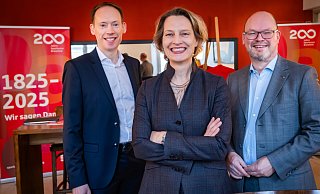 Das neue Vorstandsteam der Sparkasse Bielefeld freut sich auf das Jubiläumsjahr: Jennifer Erdmann hat im August 2024 den Vorstandsvorsitz übernommen, Stefan Dwilies (r.) gehört dem Vorstand seit 2019 an, Jörn Stöppel kam 2023 dazu. - Sarah Jonek Das neue Vorstandsteam der Sparkasse Bielefeld freut sich auf das Jubiläumsjahr: Jennifer Erdmann hat im August 2024 den Vorstandsvorsitz übernommen, Stefan Dwilies (r.) gehört dem Vorstand seit 2019 an, Jörn Stöppel kam 2023 dazu. - Sarah Jonek