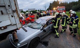 Dieser "Unfall" war zum Glück nur eine Übung der Höxteraner Feuerwehr. - Niklas Tüns Dieser "Unfall" war zum Glück nur eine Übung der Höxteraner Feuerwehr. - Niklas Tüns