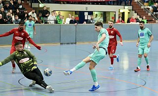 Der FC Türk Sport (rote Trikots), hier gegen den SCB, steht in der Endrunde um die Bielefelder Hallenfußball Stadtmeisterschaft. - Peter Unger Der FC Türk Sport (rote Trikots), hier gegen den SCB, steht in der Endrunde um die Bielefelder Hallenfußball Stadtmeisterschaft. - Peter Unger