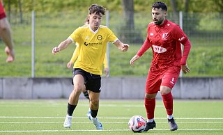 Wellensieks Maurice Hertel (l.) hat im Derby gegen den FC Türk Sport mit Atilla Parlar die 1:0-Führung für seinen VfR erzielt. - Peter Unger Wellensieks Maurice Hertel (l.) hat im Derby gegen den FC Türk Sport mit Atilla Parlar die 1:0-Führung für seinen VfR erzielt. - Peter Unger