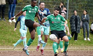 Die Hicret-Spieler Pape Mamadou Diallo (l.) und Torschütze Ilhami Karabas (r.) nehmen Canlars Ilias Anuali in die Zange. - Peter Unger Die Hicret-Spieler Pape Mamadou Diallo (l.) und Torschütze Ilhami Karabas (r.) nehmen Canlars Ilias Anuali in die Zange. - Peter Unger