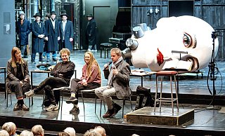 Theater-Fachleute erklären vor vollen Reihen in der öffentlichen Probe Wissenswertes zur Offenbach-Oper Hoffmanns Erzählungen. - Barbara Franke Theater-Fachleute erklären vor vollen Reihen in der öffentlichen Probe Wissenswertes zur Offenbach-Oper Hoffmanns Erzählungen. - Barbara Franke