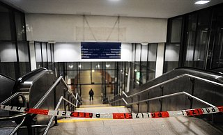 Polizei und Rettungsdienst waren vor Ort, als die 76-Jährige am Ende der Rolltreppe zum Bahnsteig Jahnplatz schwer verletzt wurde. - Symbolfoto: Christian Mathiesen Polizei und Rettungsdienst waren vor Ort, als die 76-Jährige am Ende der Rolltreppe zum Bahnsteig Jahnplatz schwer verletzt wurde. - Symbolfoto: Christian Mathiesen