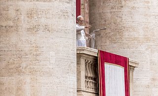 Der neue Papst Leo XIV. nutzt sein Gebet für einen Friedensappell. - Oliver Weiken/dpa Der neue Papst Leo XIV. nutzt sein Gebet für einen Friedensappell. - Oliver Weiken/dpa