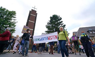 Demo-Start an der St.-Liborius-Kirche. - Peter Unger Demo-Start an der St.-Liborius-Kirche. - Peter Unger