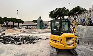 Der bronzene Papst Johannes Paul II. vor dem Hauptbahnhof blickt auf einen aufgerissenen Boden. - Christoph Sator/dpa Der bronzene Papst Johannes Paul II. vor dem Hauptbahnhof blickt auf einen aufgerissenen Boden. - Christoph Sator/dpa