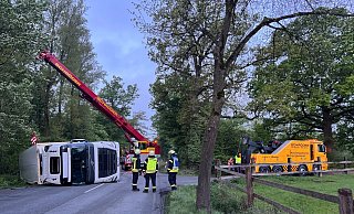 Nahe der A33 ist am Freitagmorgen, 25. April, ein Lkw umgestürzt. Die B476 zwischen Versmold und Borgholzhausen musste anschließend mehrere Stunden gesperrt werden. - Thorsten Heß Nahe der A33 ist am Freitagmorgen, 25. April, ein Lkw umgestürzt. Die B476 zwischen Versmold und Borgholzhausen musste anschließend mehrere Stunden gesperrt werden. - Thorsten Heß