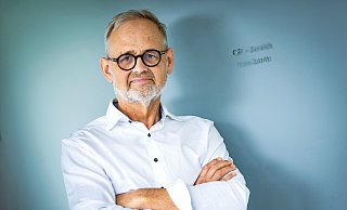 Gynäkologe Joachim Volz ist Leiter der Frauenklinik des Klinikums Lippstadt und Inhaber einer Kinderwunschpraxis in Bielefeld und engagiert sich gegen die Vorgaben seines neuen katholischen Arbeitgebers. - Barbara Franke Gynäkologe Joachim Volz ist Leiter der Frauenklinik des Klinikums Lippstadt und Inhaber einer Kinderwunschpraxis in Bielefeld und engagiert sich gegen die Vorgaben seines neuen katholischen Arbeitgebers. - Barbara Franke