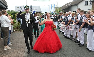 Das Königspaar Arno und Helga Lauterbach wird beim Festumzug von den Festzugteilnehmern und Besuchern bejubelt. - Johannes Büttner Das Königspaar Arno und Helga Lauterbach wird beim Festumzug von den Festzugteilnehmern und Besuchern bejubelt. - Johannes Büttner