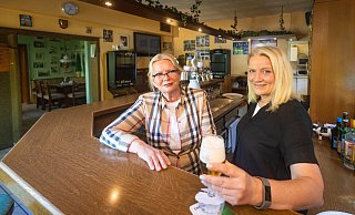 Barbara Gembitzki (l.) und ihre Tochter Magdalena Balawender zapfen langsam die letzten in den Ratsstuben. - Mike-Dennis Müller Barbara Gembitzki (l.) und ihre Tochter Magdalena Balawender zapfen langsam die letzten in den Ratsstuben. - Mike-Dennis Müller