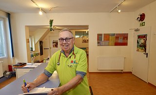 Wolfgang Adam ist einer der Vertretungsärzte, der in der Praxis Wozniak für vier Wochen eingesprungen ist. - Peter Unger Wolfgang Adam ist einer der Vertretungsärzte, der in der Praxis Wozniak für vier Wochen eingesprungen ist. - Peter Unger