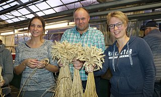 Gemeinschaftsaktion: Lena Horstkötter, Andreas Rohe und Maria Tegelkamp (v.l.) binden aus Weizen-Ähren Bunde, die dann die Laternen in Clarholz schmücken sollen. - Anja Hustert Gemeinschaftsaktion: Lena Horstkötter, Andreas Rohe und Maria Tegelkamp (v.l.) binden aus Weizen-Ähren Bunde, die dann die Laternen in Clarholz schmücken sollen. - Anja Hustert